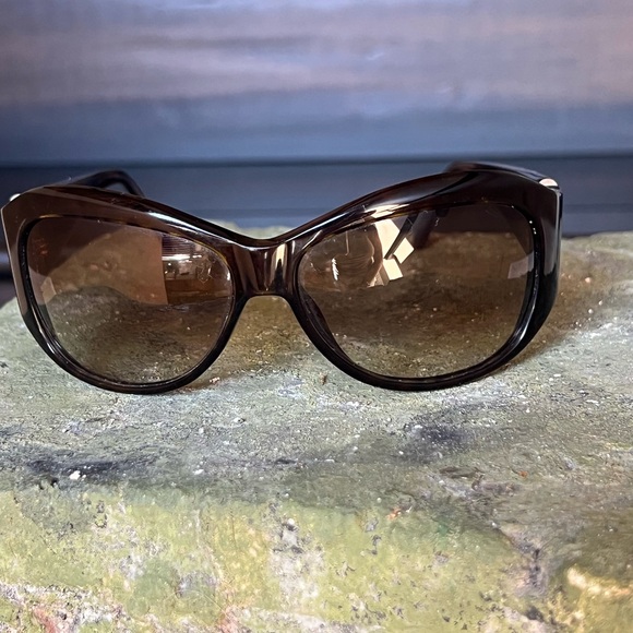 Valentino sunglasses with case, color is brown tortoise shell - Picture 2 of 9